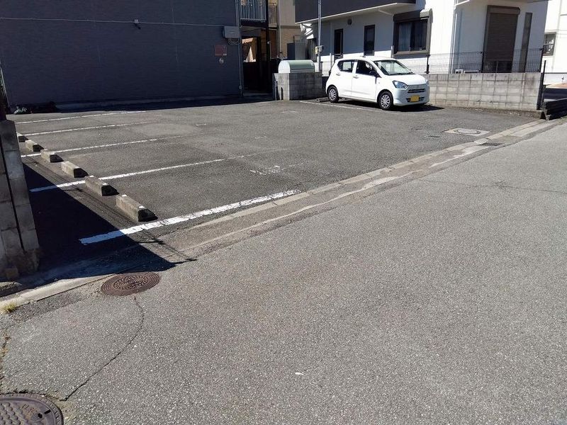 レオパレスチャンティック曽根 駐車場