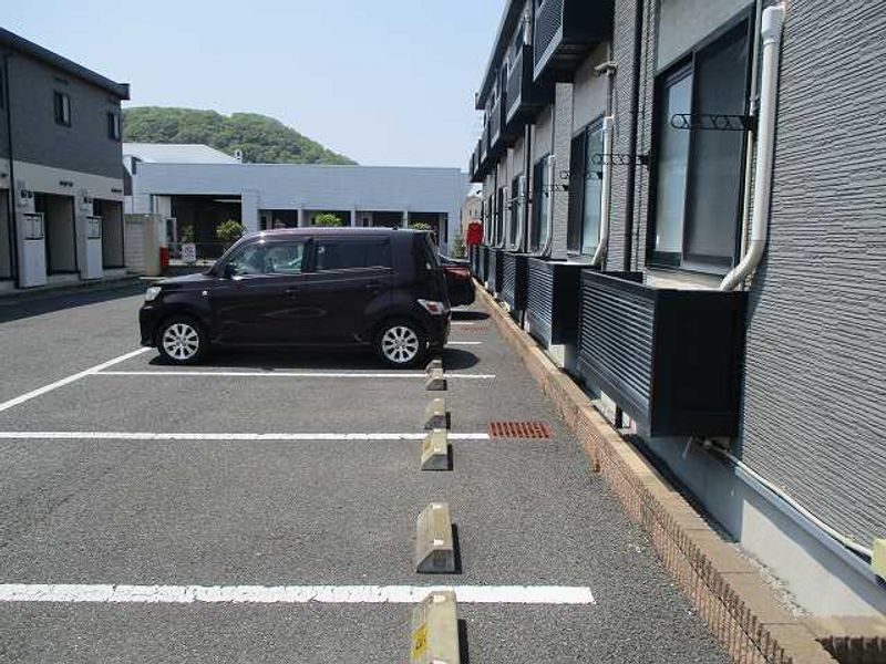 レオパレスラフィーネＡ 駐車場
