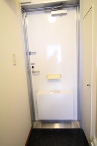 レオパレスイーストシャルム 玄関