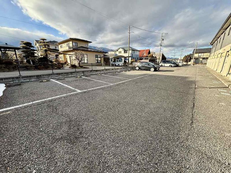 レオパレス梨の木 駐車場