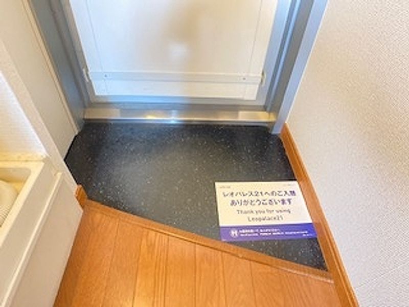 レオパレス三番町 玄関