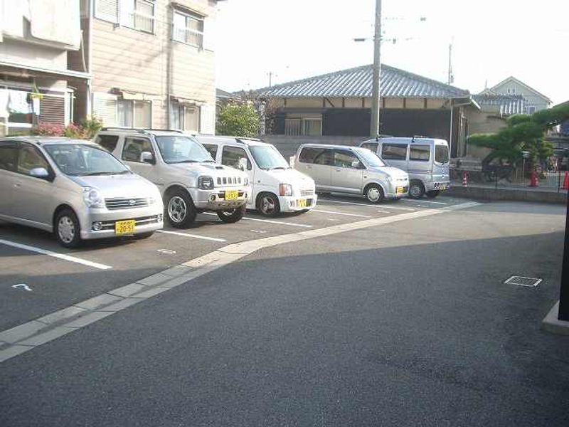 レオパレスアンフィールド 駐車場
