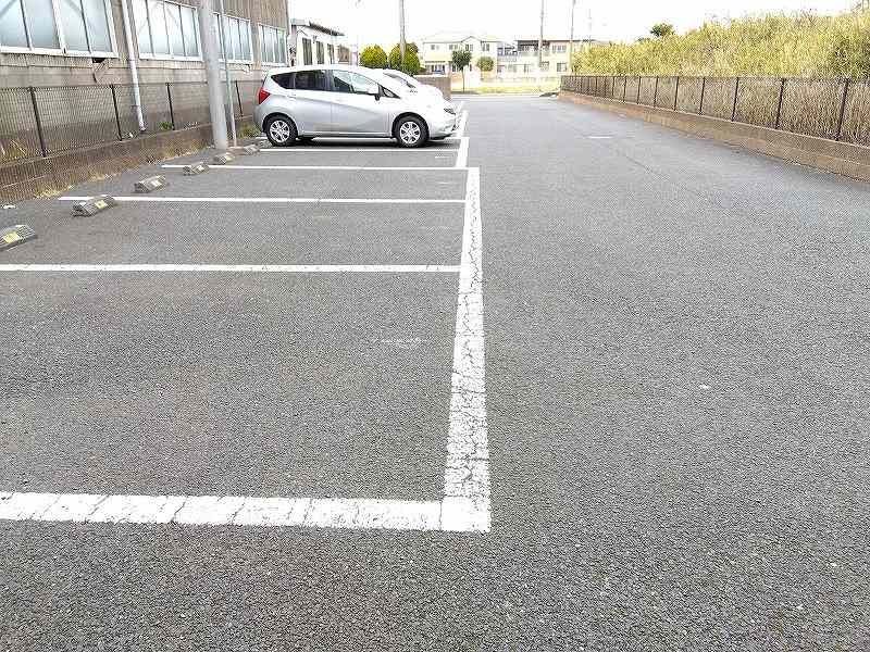 レオパレス健和 駐車場