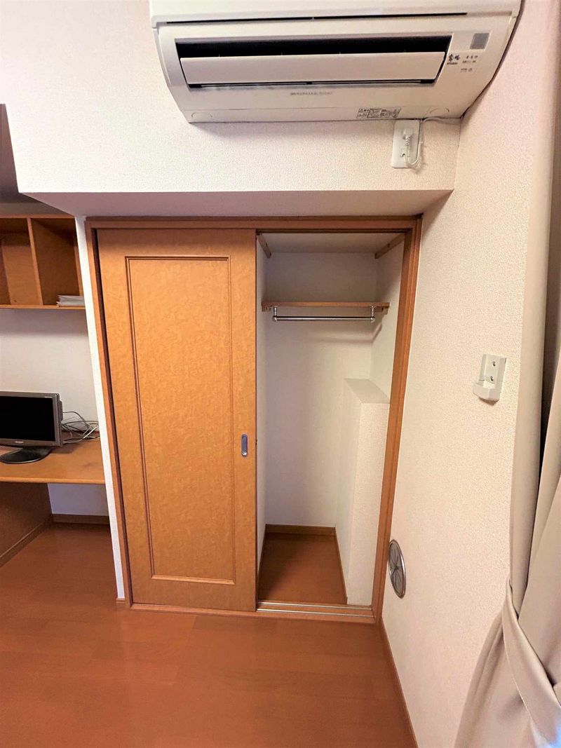 レオパレスリバーサイド　コート 収納
