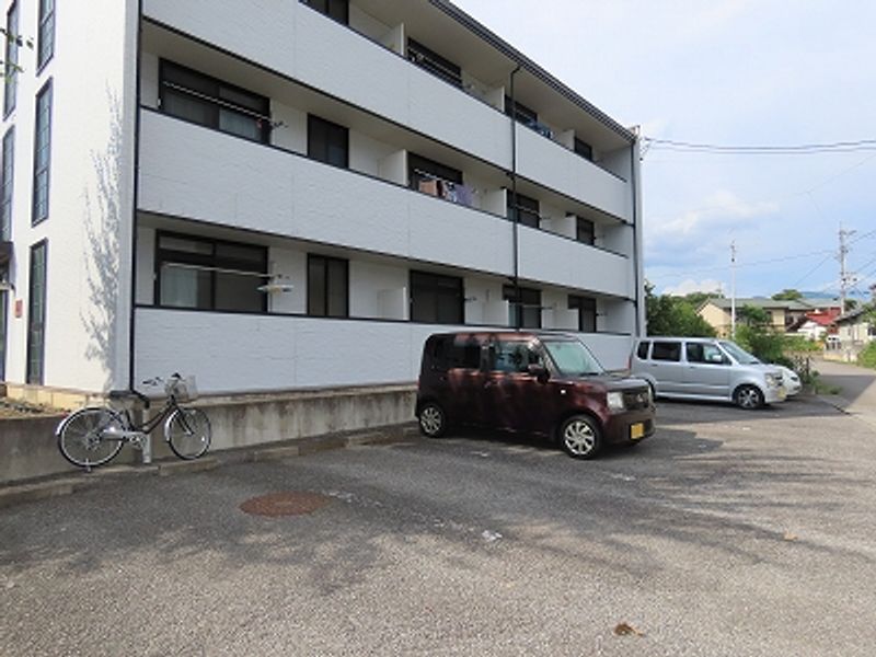 レオパレスクレール 駐車場