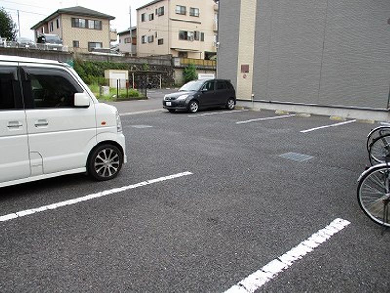 レオパレスフロンティアⅢ 駐車場