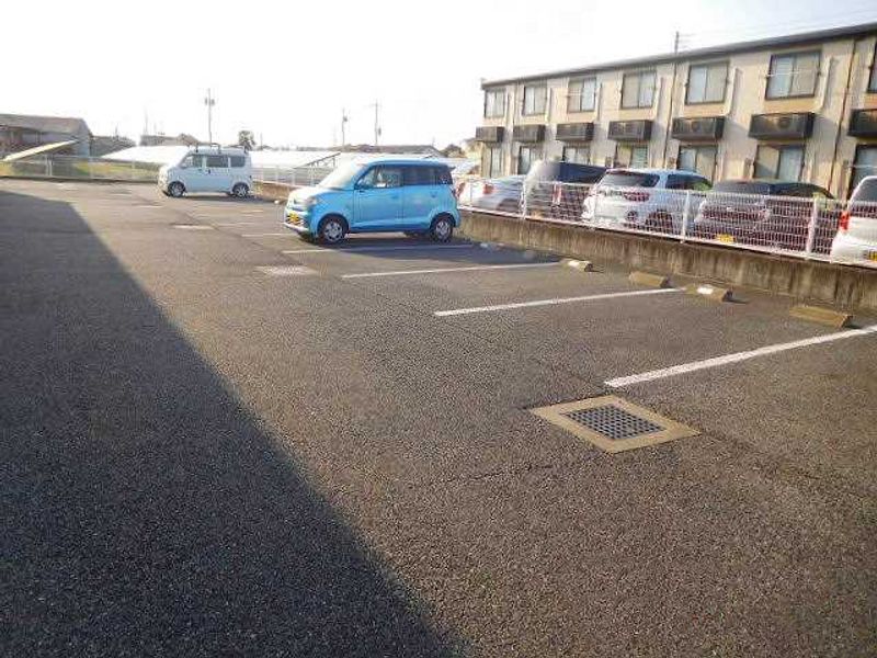レオパレスカームⅡ 駐車場