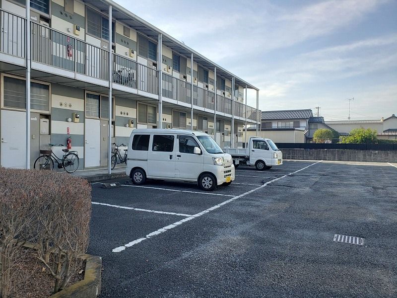 レオパレスプラティＢ 駐車場