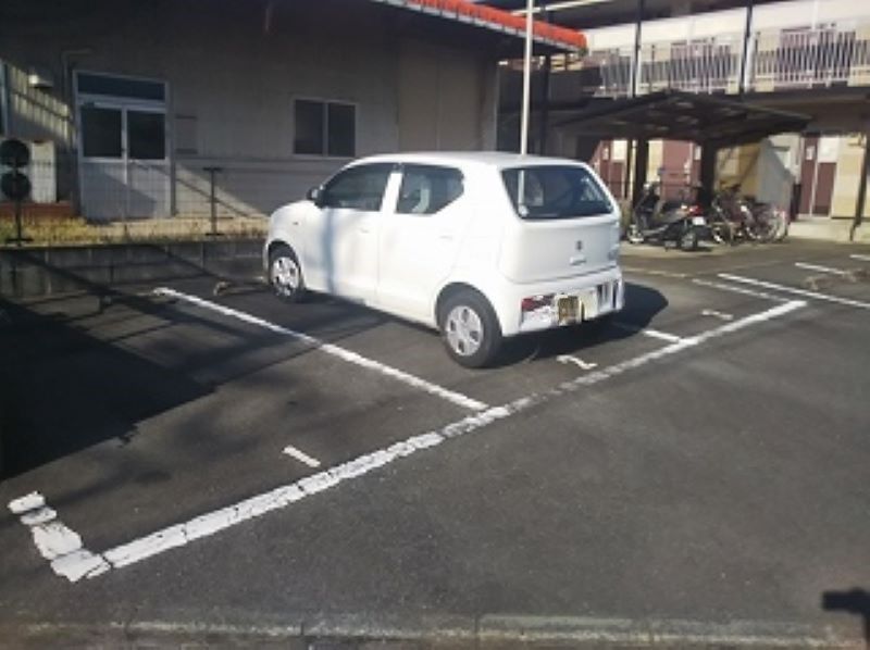 レオパレスブルースカイ 駐車場