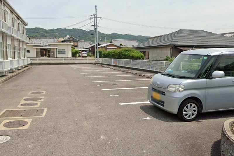 レオパレスルミエール 駐車場