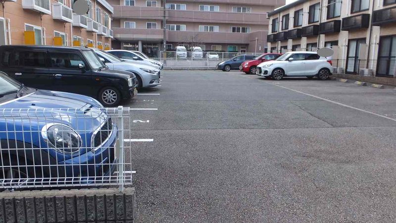 レオパレスＭ−１ 駐車場