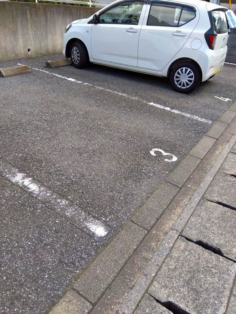 レオパレスエピナール 駐車場