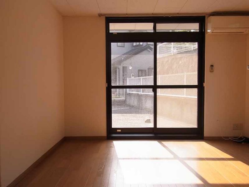 レオパレスシャンテ四之宮 居間