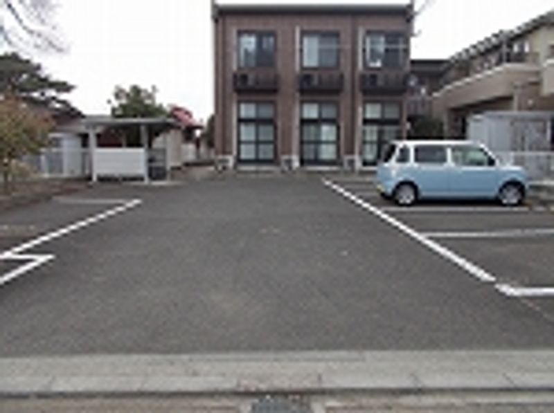 レオパレスヴァンフォレスタ 駐車場