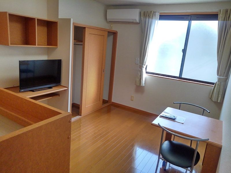 レオパレスサルウェイ三条 居間