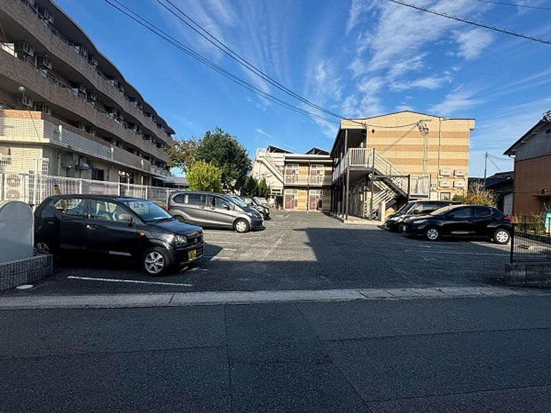 レオパレスコージィーコート 駐車場