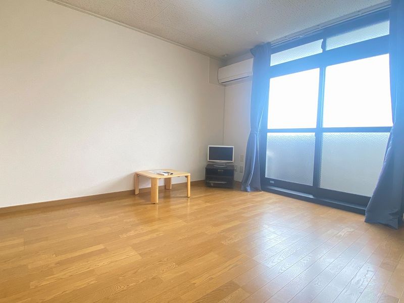 レオパレスホワイエⅢ 居間