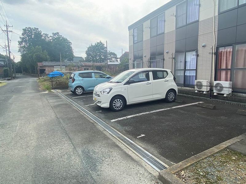 レオパレス瓦屋００ 駐車場