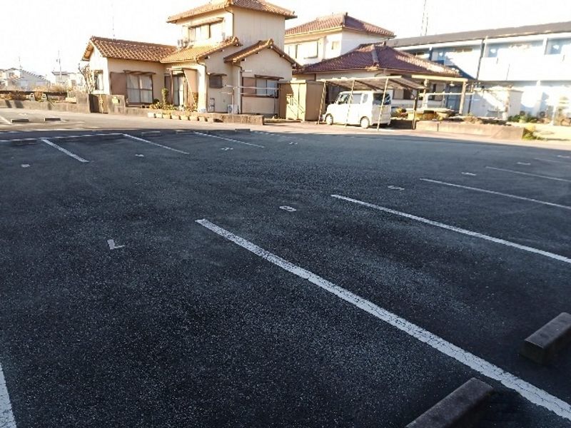 レオパレス白木蓮の丘 駐車場