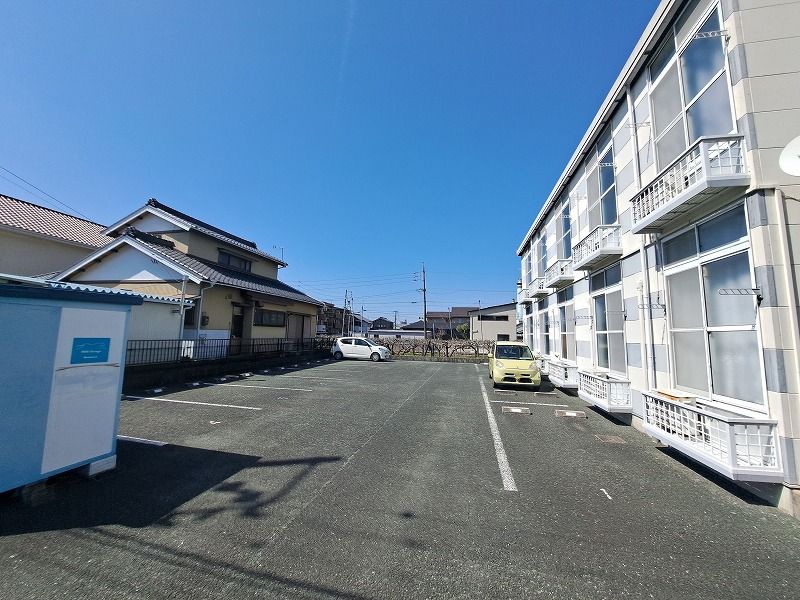 レオパレス忠興 駐車場