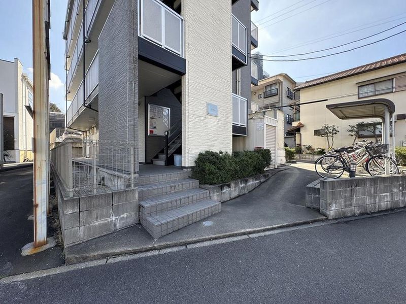 leopalace Kurumi Entrance