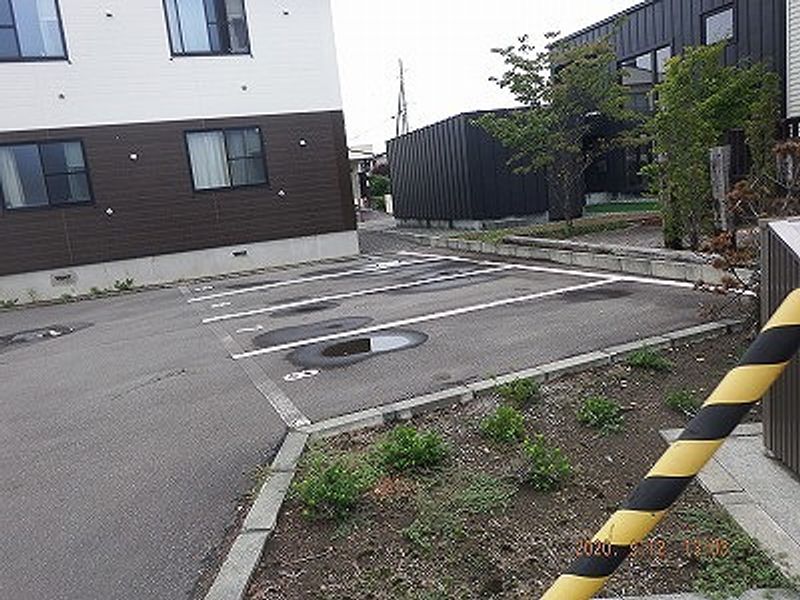レオパレスななかまど 駐車場
