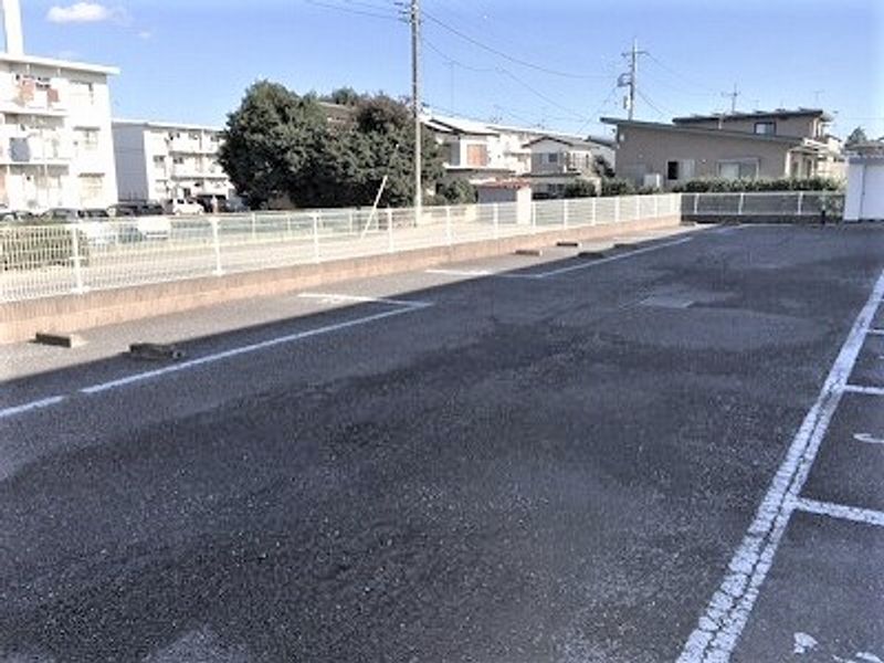 レオパレスアークハイム 駐車場