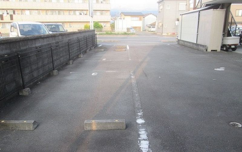 レオパレスジュセル 駐車場
