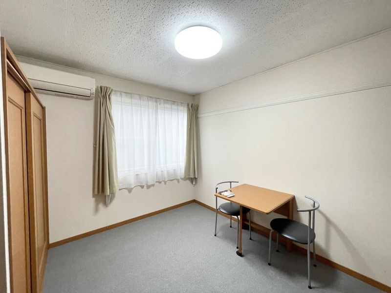レオパレスフラワーヒル花山 居間