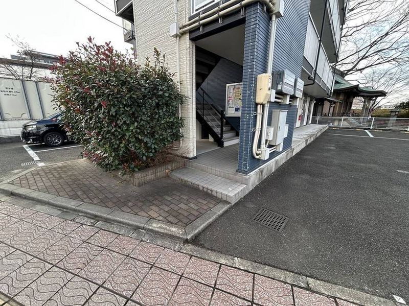 レオパレスボヌール若林 エントランス