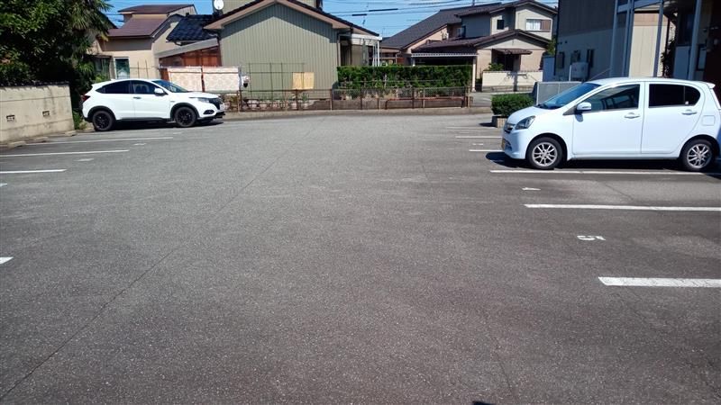 レオパレスガメダ 駐車場