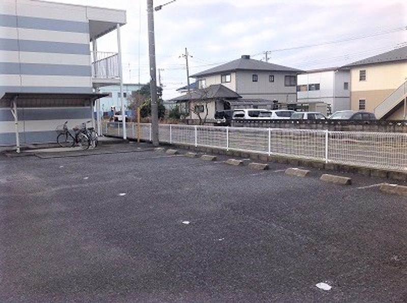 レオパレスプリマベーラ 駐車場