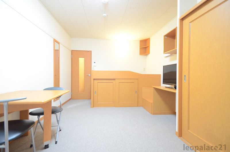 レオパレス荻町 寝室