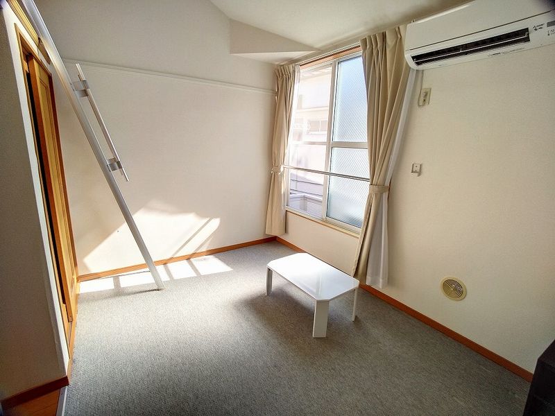 レオパレスメゾン・ド・ユキ 居間