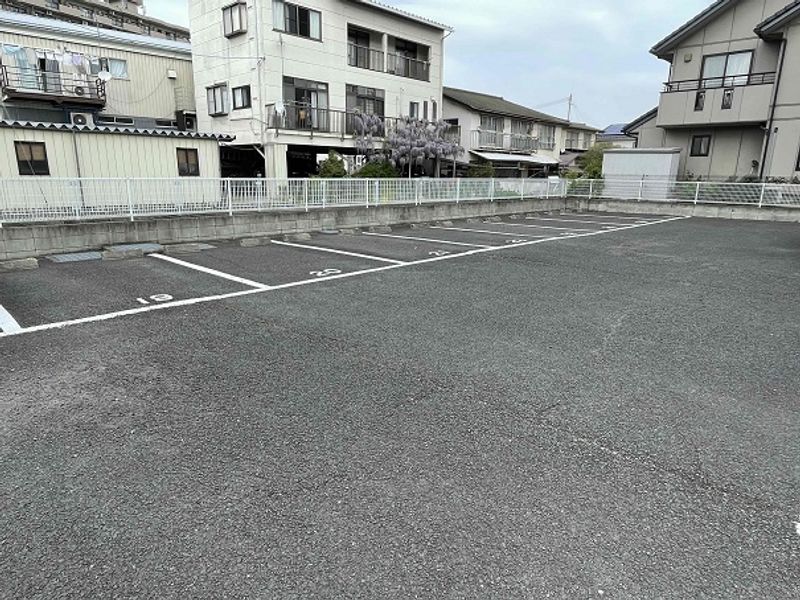 レオパレスポーラスターＢ 駐車場