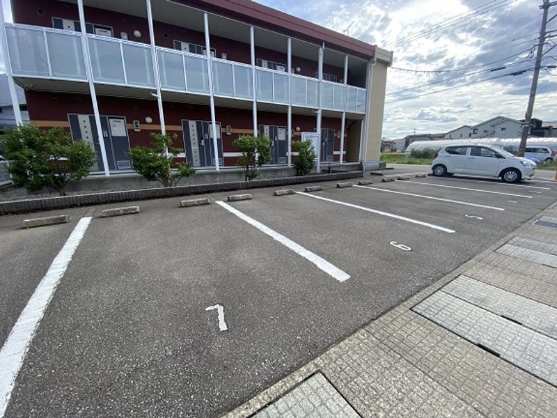 レオネクストレガロ 駐車場