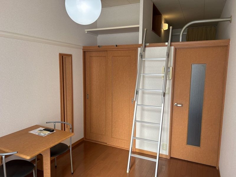 レオパレスホーステイル 居間