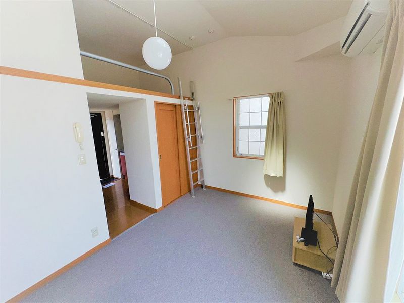 レオパレス篭山西 居間
