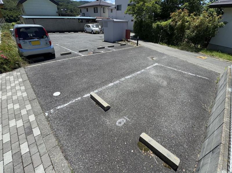 レオパレスすずらん 駐車場
