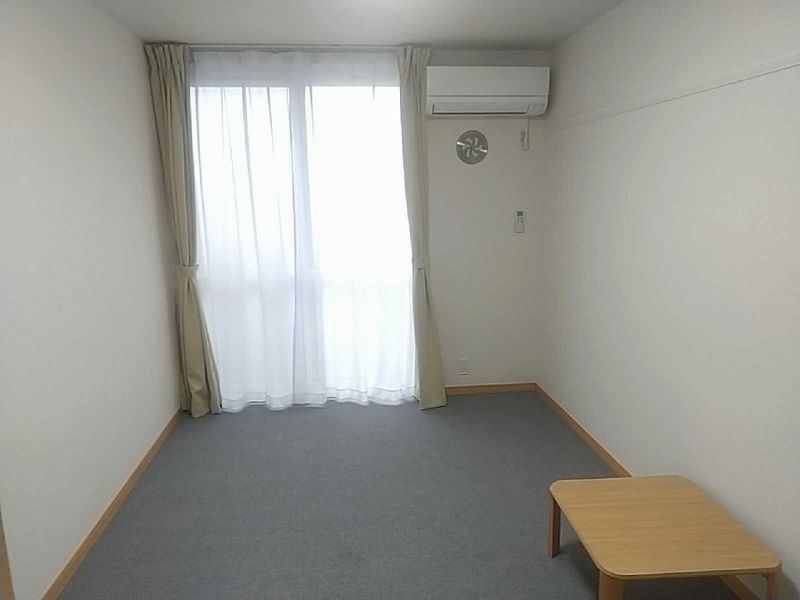 レオパレスパレス中田 居間