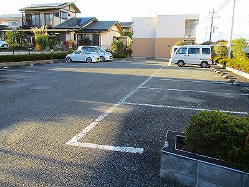 レオパレスシュクルドゥジエーム 駐車場