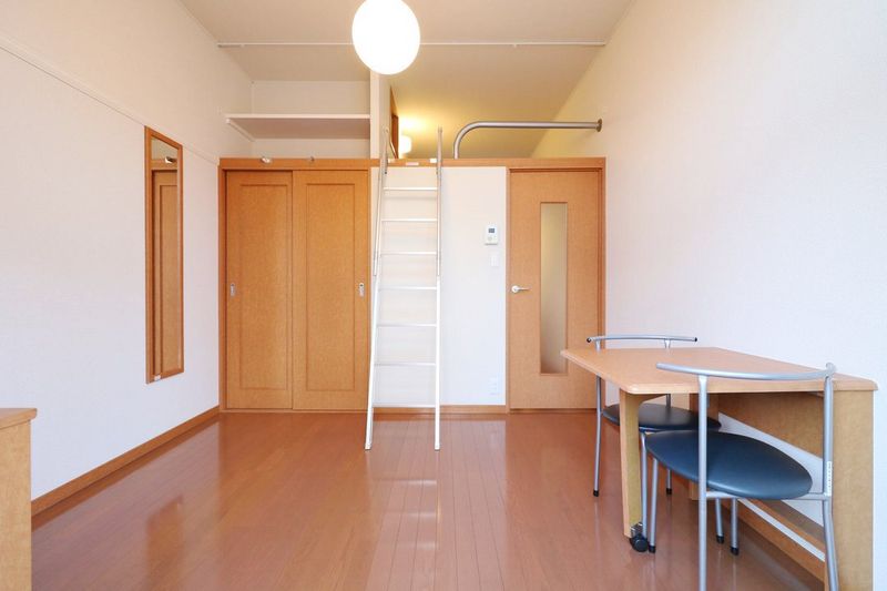 レオパレス万里小路 居間