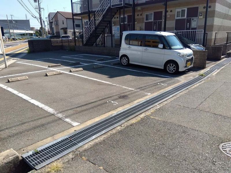 レオパレスＫＯＭＡＴＵＢＡＲＡ 駐車場