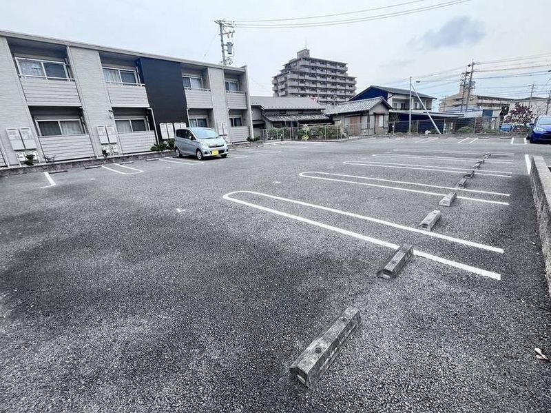 クレイノ八重 駐車場