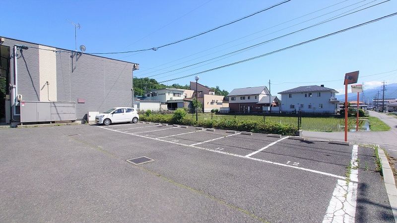 レオパレスエクレール 駐車場