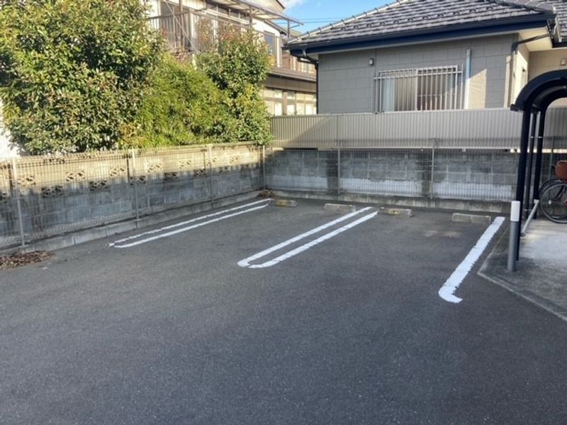 レオネクストリュミエール 駐車場