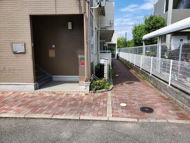 レオパレスイルリビエル エントランス