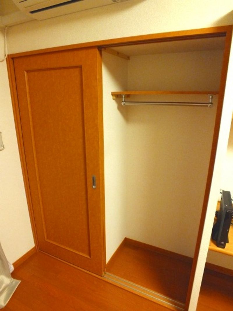 レオパレスプレシオ 収納