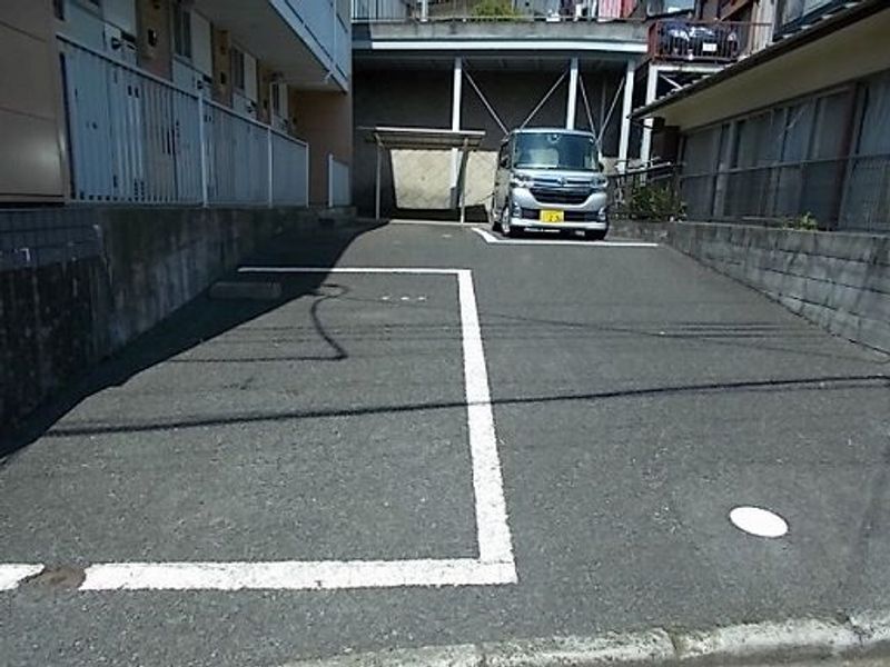 レオパレスウエストアイ 駐車場
