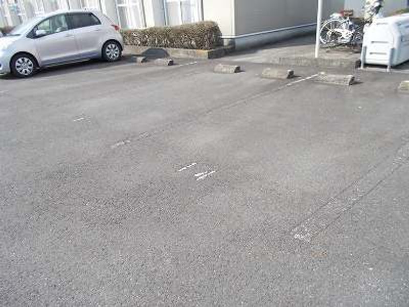 レオパレスアビタシオン 駐車場